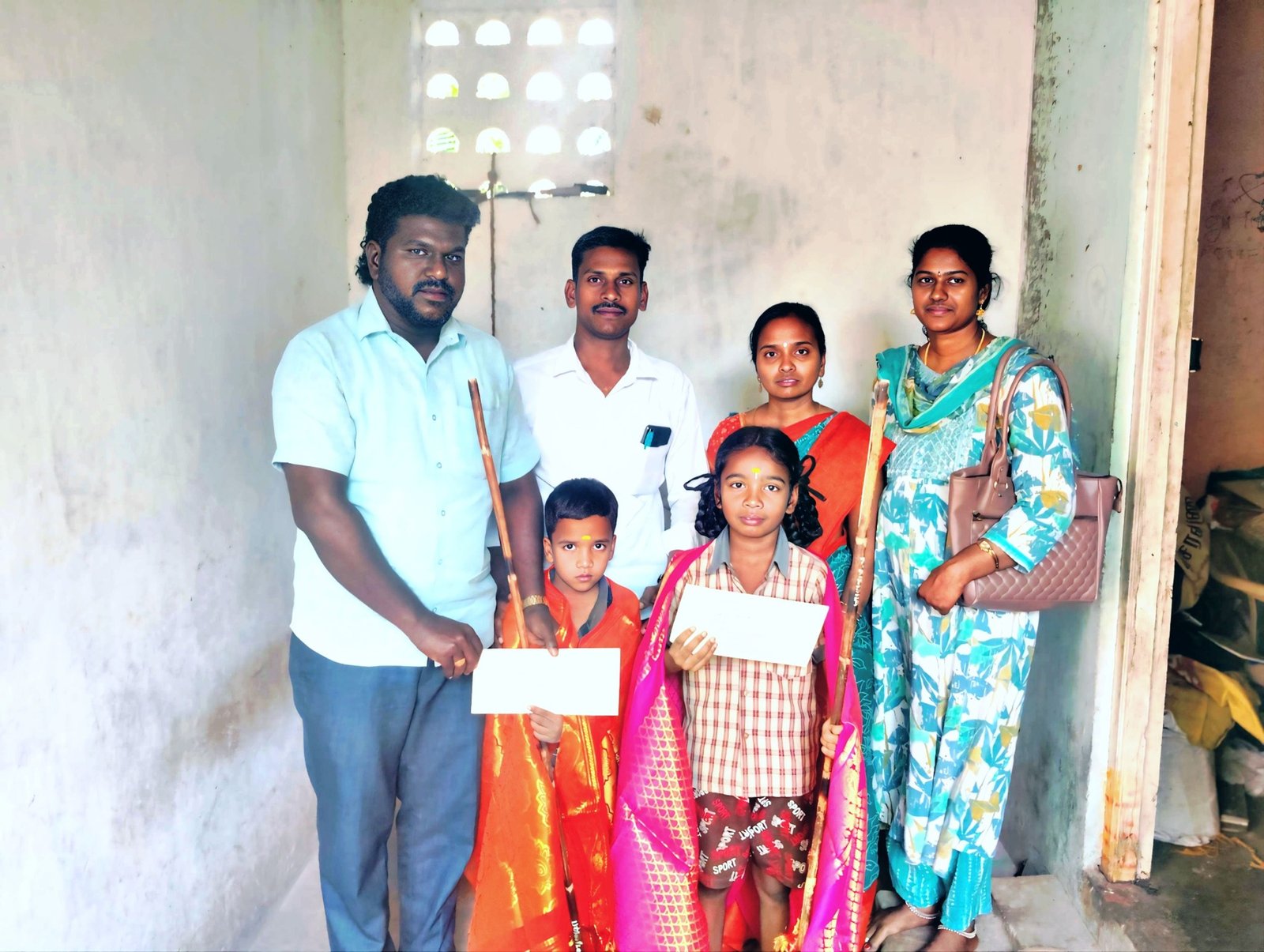 அரசு பள்ளி மாணவர்களுக்கு தேசிய அளவிலான சிலம்பம் போட்டியில் பங்குபெற உதவி