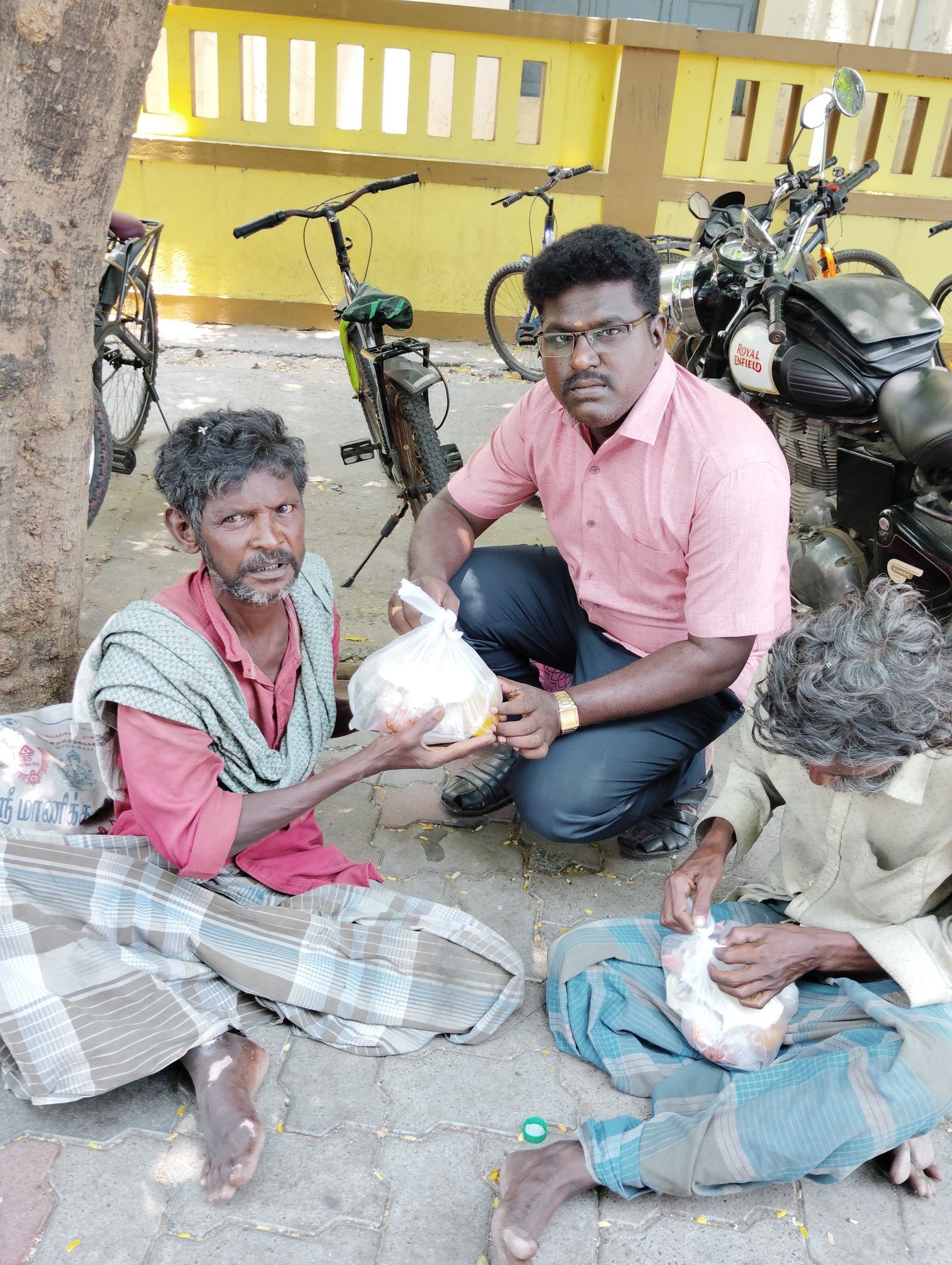 சாலை ஓரத்தில் வசிக்கும் இயலாதவர்களுக்கு அன்னதானம்