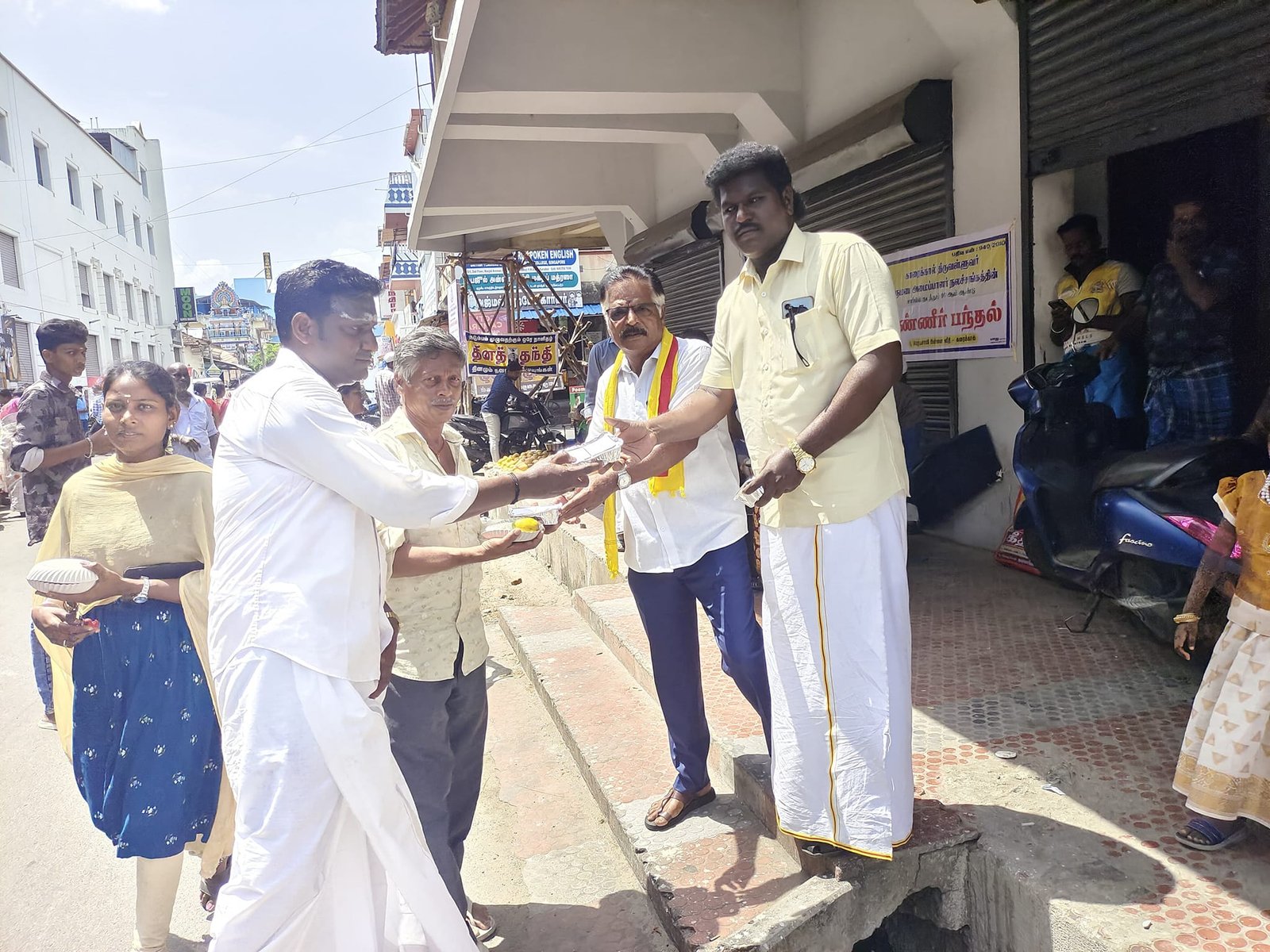 காரைக்கால் அம்மையார் திருத்தலத்தில் நடைபெறும் மாங்கனி திருவிழாவில் அன்னதானம் வழங்கப்பட்டுவருகிறது.