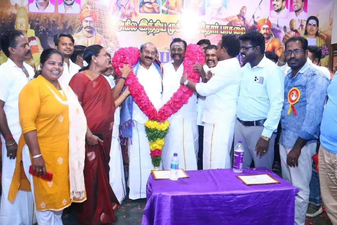 முப்பெரும் விழாவில் ஸ்ரீ ராஜராஜ சோழன் , மருது சகோதரர்கள் மற்றும் பசும்பொன் முத்துராமலிங்கத் தேவர் ஆகியோரின் திரு உருவப்படத்திற்கு மலர் தூவி மரியாதை செலுத்தப்பட்டது.