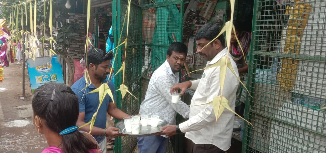 தைப்பூசத்தை முன்னிட்டு மயிலாடுதுறை கூறைநாடு அண்ணா வீதியில் முருக பக்தர்களுக்கு நாச்சியார் தொண்டு அறக்கட்டளை சார்பில் நீர்மோர் வழங்கப்பட்டது.